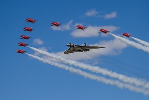 Vulcan XH558 Red Arrows formation